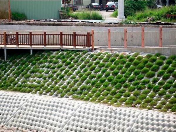 生态植草型模袋护坡